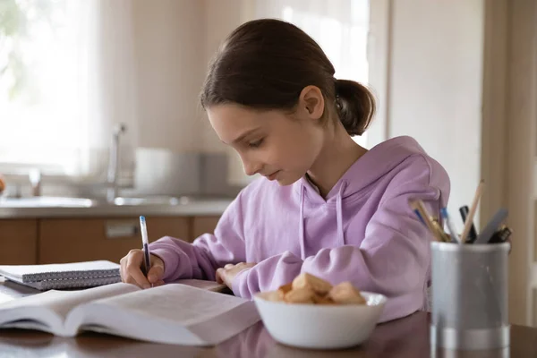 Slim tiener meisje voorbereiding huiswerk thuis — Stockfoto