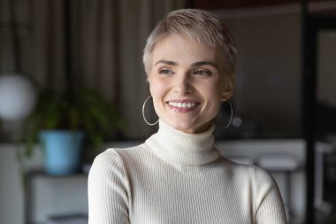 Mutlu, kendine güvenen bir iş kadınının portresi, hırslı bir lider, dişlek bir gülümsemeyle başka tarafa bakan girişimci, iyi bir şirket geleceğini düşünen, başarılı bir kariyer, gelir, kâr görselleştiren.