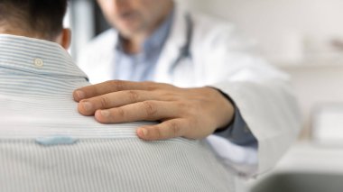 Dokunarak umut et. Erkek bir hastanın omzunda yatan doktorlara yardım eli uzattı. Zor tanı destekleyici anlayış kavramını kabul ederken empati kurmak