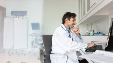 Doktor gülümseyerek işine odaklandı. Mutlu yetişkin erkek sağlık uzmanı internette hastalara danışmanlık yaparken iş yerinde bilgisayar kullanıyor. Tıp biliminde çığır açan bir buluş hakkında makale okuyor. Boşluğu kopyala