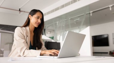 Şirketin online projesinde çalışan genç ve güzel bir yönetici kadın, profesyonel yazılımı bilgisayarda test ediyor, dizüstü bilgisayarda yazıyor, ortaklar ve müşterilerle internet üzerinden iletişim kuruyor. Sancak vuruşu