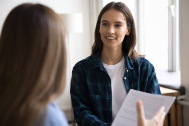 Ofis danışmanlığı. İlgilenen genç bayan müşteri kadın banka müdürü sigorta danışmanını dinliyor kredi sözleşmesi anlaşması sunuyor kariyer planlama tartışması sırasında tavsiye veriyor