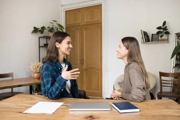 İş eğitimindeyim. Zeki genç iş kadını kendine güvenen profesyonel danışmanlık hizmeti sunan yaratıcı şirket ofisindeki yeni kadın çalışan stajyer iş danışmanlığı belgeleri hakkında danışmanlık hizmeti sunar.