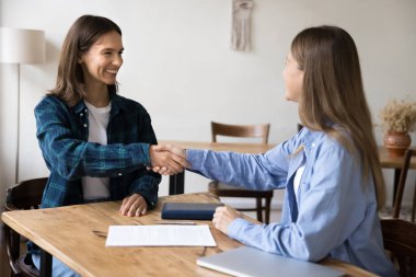 Yardımın için minnettarım. Minnettar bayan müşteri, gülümseyen kadınla el sıkışıyor kariyer danışmanı emlakçı ofis masasında profesyonel tavsiye alıyor iş görüşmesinde başarılı bir anlaşma yapıyor.