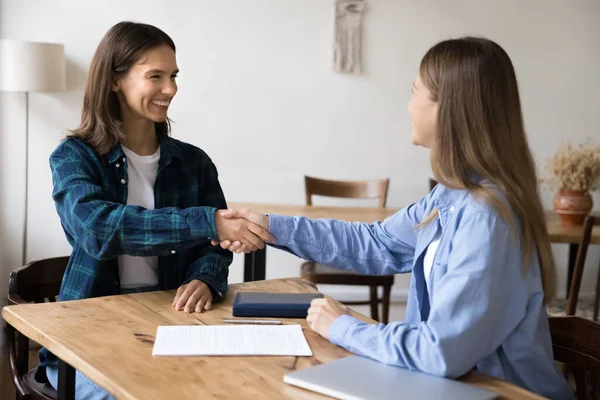 Yardımın için minnettarım. Minnettar bayan müşteri, gülümseyen kadınla el sıkışıyor kariyer danışmanı emlakçı ofis masasında profesyonel tavsiye alıyor iş görüşmesinde başarılı bir anlaşma yapıyor.