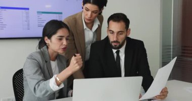 İş arkadaşlarından oluşan ciddi bir ekip online ürün stratejisi üzerinde beyin fırtınası yapıyor, takım çalışması, şirket konuşmaları için dizüstü bilgisayar kullanıyor, başarı için internet pazarlama stratejisini tartışıyor, satış büyümesi