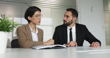 Kendinden emin erkek müşteri temsilcisi, yönetici, şirket CEO 'su kadın iş ortağı, avukat, finans danışmanı, iş kadınıyla el sıkışma.