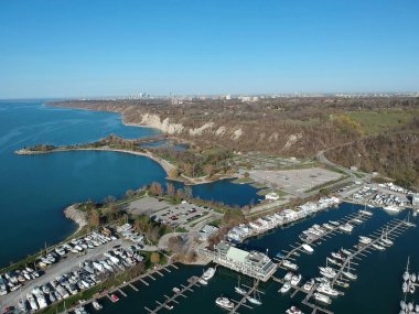 Güzel tekne. Sabah Ontario Gölü Kanada'da defne teknelerin havadan görünümü. Gemiler ve yatlar sakin temiz plaj su ile göl güneşli bir günde yaz. Uçak uçan üzerinden üstten görünüm.