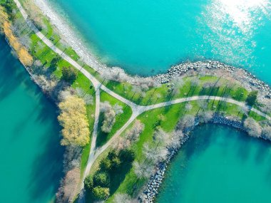Hava kuş göz görüntülemek Kanada Island Sahil park, yeşil - mavi sabah sakin su, plaj ve liman tatil için.