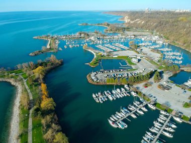 Yelkenli Yat ve tekne ahşap iskeleler yakınındaki hava görünümünü. Üstten görünüm Amerikan şehir büyük teknenin Yalı otopark. Ada ve parkları ile yeşil çim. Yaz konsepti başlangıcı. 