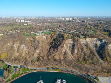 Hava kuş gözü görünümü manzarası, ilkbahar - yaz sezonu Kanada. Düşük ve yüksek artış yüzlerce Ontario Gölü maliyet yakınındaki üst görünümden evler.