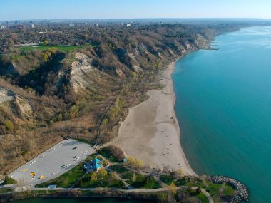 Hava kuş gözü görünümü manzarası, ilkbahar - yaz sezonu Kanada. Ontario Gölü beach yakınındaki üst görünümden düşük ve yüksek artış yüzlerce ev sahipliği yapmaktadır. Ada ve parkları ile yeşil çim. Yaz başlangıcı. 