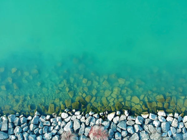 海平静的水和梦幻般的岩石海岸鸟瞰 炎热的夏日概念 — 图库照片