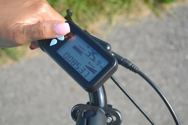 Vrouwen Met Roze Nagels Draaien Elektrische Fiets Bike Aan Boord — Stockfoto