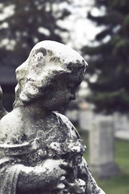 Kutsal melek Hıristiyanlık dini sembol. Koruyucu melek kanatları antik heykel ile. Emniyet ve güvenlik sembolü.