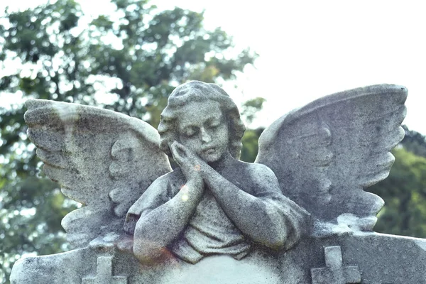 Das Bild Eines Traurigen Engels Auf Einem Friedhof Verwitterte Engelskulptur — Stockfoto