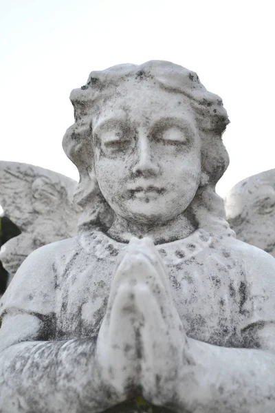 Das Bild Eines Traurigen Engels Auf Einem Friedhof Verwitterte Engelskulptur — Stockfoto