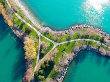 Havadan görünümü sahil Beach kayalık defne ve sakin yaz sabah Göl su ile. Kanada Ontario Gölü Eğlence Parkı deniz. Yaz binicilik bisiklet hattı.