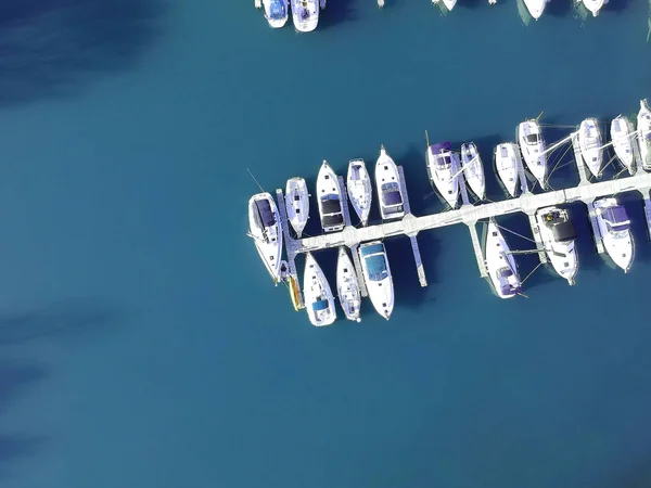 Вид Воздуха Парусные Яхты Лодки Возле Деревянных Пирсов Вид Сверху — стоковое фото