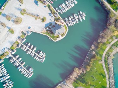 Tekneler, havadan görünümü Yatlar, sabah gün doğarken Ontario Gölü, Kanada'da yüzer gemi ve güzel manzara. Marina city yakınındaki tekneler ile maliyet defne. Yelkenli ile yaz limanının üstten görünüm. 