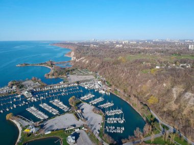 Havadan görünümü tekneleri ve gündoğumu güzel adasında Amerika'da. Marina defne deniz şehir tekneler, renkli yatay. Üstten görünüm Harbour yat ve Yelkenli ile. Yaz konsepti başlangıcı.