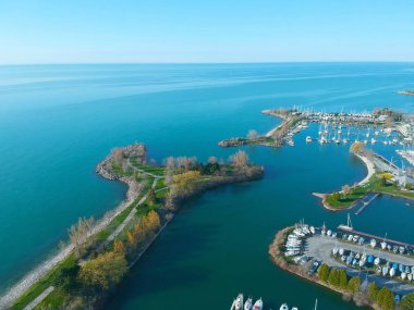 Güzel marina Ontario Gölü, Kanada ücret ödemeden. Bağlantı noktası ile yerleşik yat ve tekne yaz için seyahat, eğlence ve spor. Waterfront Amerikan dönüm noktası. Gündoğumu, havadan görünümü.