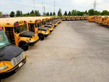 Park Okulu Eğitim sezonu için bekleyen otobüs dolu. Satır birçok lokomotif öğrenciler okula almak hazır dolu. Yukarıdan dron havadan görünümü.