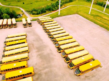 Okul otobüsü araçlar okul eğitim sezonu için hazır. Sarı parça bahçesinde otopark ve gökyüzü almak ve genç üniversite öğrencileri damla hazır akşam hava görünümünü robot. Geri okul fikir için.