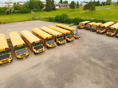 Park Okulu Eğitim sezonu için bekleyen otobüs dolu. Satır birçok lokomotif öğrenciler okula almak hazır dolu. Yukarıdan dron havadan görünümü.