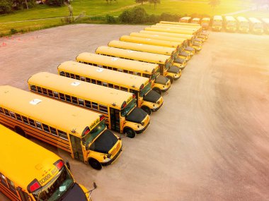 Okul otobüsü araçlar okul eğitim sezonu için hazır. Sarı parça bahçesinde otopark ve gökyüzü almak ve genç üniversite öğrencileri damla hazır akşam hava görünümünü robot. Geri okul fikir için.