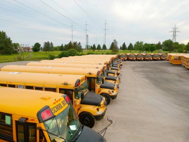 Sarı okul otobüs park akşam. Ön görünüm otobüslerde Park edilmiş Amerikan Eğitim sezonu için bekleyen Kanada. Drone anteni, kuş bakışı yukarıdan.