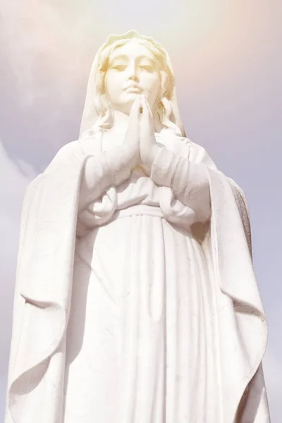 Virgen María Orando Por Santa Madre María Antigua Estatua Católica — Foto de Stock