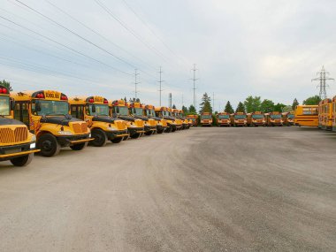 Sarı okul otobüs park akşam. Ön görünüm otobüslerde Park edilmiş Amerikan Eğitim sezonu için bekleyen Kanada.