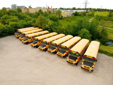 Park Okulu Eğitim sezonu için bekleyen otobüs dolu. Satır birçok lokomotif öğrenciler okula almak hazır dolu. Yukarıdan dron havadan görünümü.