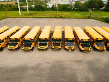 Park Okulu Eğitim sezonu için bekleyen otobüs dolu. Satır birçok lokomotif öğrenciler okula almak hazır dolu. Yukarıdan dron havadan görünümü.