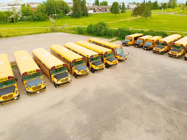 Gli Autobus Parcheggiati Attesa Scuola Scuolabus Sul Parcheggio Fila Sfondo — Foto Stock