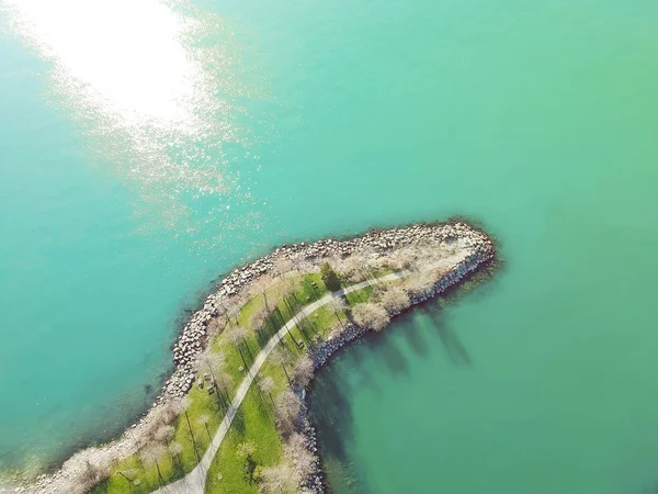 岩が多い湾と穏やかな夏の朝の海岸を空中の鳥の目のビューで鮮やかな色の海洋湖の水 夏の朝は 日の出を落ち着かせます 最小限の背景 カナダでエキゾチックな夏の暑いコンセプト — ストック写真