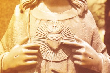 Sacred Heart sanat kompozisyon kadar ayrıntılar, Kral İsa Mesih'in antik heykel parçası kapatın. Tanrı'nın oğlu.