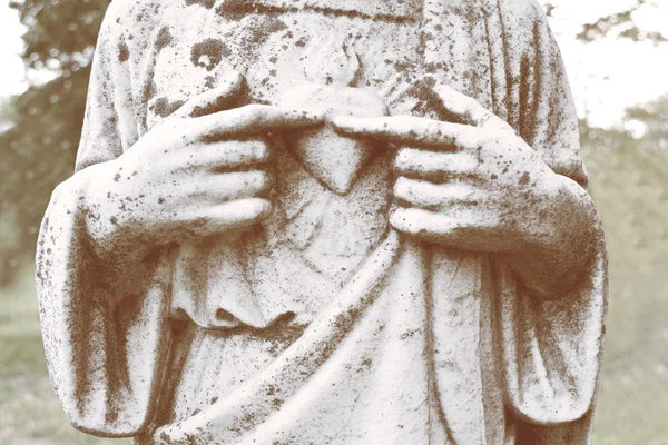 在细节上关闭神圣的心脏艺术构成 片断的古色古香的雕像耶稣基督国王 神的儿子 — 图库照片