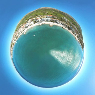 Turkuaz waterfront Split köy görünümü, turizm meslek resort otel sahil şeridi Dalmaçya, Hırvatistan. 360 panoramik fotoğraf.
