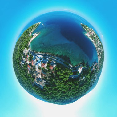 Güneşli heyecan verici gün townscape fisher adam köyü ısınmak ve Split güneyinde Solta ada. Adriyatik Denizi ve orta Dalmaçya adalar, Hırvatistan, Europe turistler için ünlü hedef.