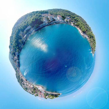 Ünlü balıkçı köyü panoramik hava kuş görünümü güneşli yaz günü, Hırvatistan Split güneyinde Solta ada. Gezegen şekli, kabarcık 360.