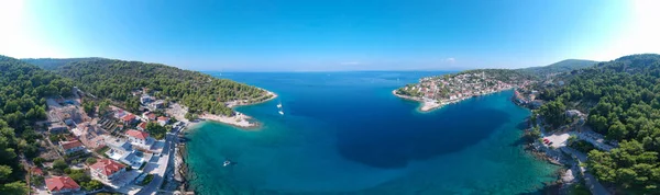 エキサイティングな日当たりの良い暖かい日フィッシャー人の村の景観と分割南ショルタ島します 有名なアドリア海 中央ダルマチア諸島 クロアチア ヨーロッパの観光地 — ストック写真