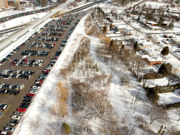 Parkeringsplats Fylld Med Bilar Nära Pendeltåg Transit Vintern Flygfoto Parkeringen — Stockfoto