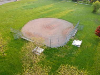 Boş beyzbol elmas havadan görünümü alan yaz güneşli sıcak gün. Şehir Parkı kuş bakışı yeşil temiz beyzbol spor stadyum. Kanada, Ontario.