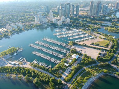 Hava kuş gözü Humber Körfezi kıyıları Park, Toronto, Kanada kıyı condo evleri, mavi gökyüzü, plajlar ve liman Giriş görünümünde cam condominiums ile atış. Mükemmel bir yaz gün günbatımı.