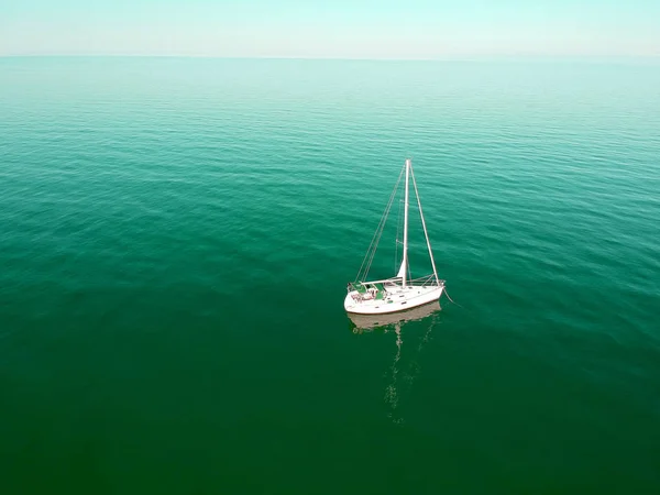 Navegando Iate Navio Com Velas Mar Aberto Vista Aérea Drone — Fotografia de Stock