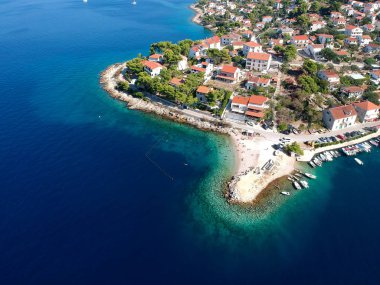 Güneşli heyecan verici gün townscape fisher adam köyü ısınmak ve Split güneyinde Solta ada. Adriyatik Denizi ve orta Dalmaçya adalar, Hırvatistan, Europe turistler için ünlü hedef.