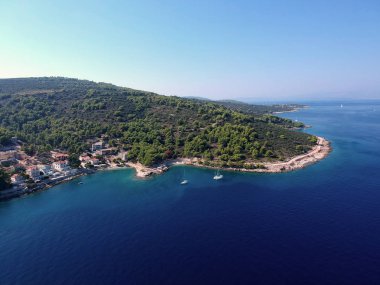 Ünlü balıkçı köyü panoramik hava kuş görünümü ada Solta Split Güney güneşli yaz günü, Hırvatistan.