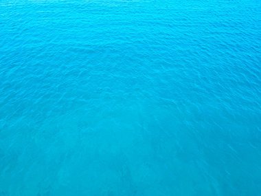 Hava en iyi su yüzey görünümü arka plan. Kuş gözü deniz yüzeyi fotoğrafını. Mavi şeffaf kristal deniz yukarıdan. Çok az. Split, Dalmaçya adalar, Hırvatistan güneyinde Adası Solta.